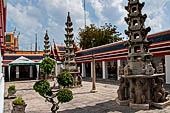 Bangkok Wat Pho, double ringed cloister enclosing the ubosot. 